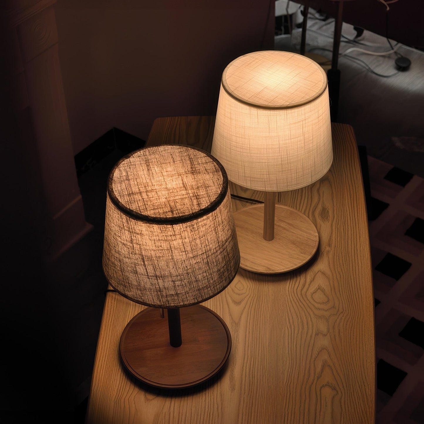 Scandinavische Walnotenlamp met Luxe Stoffen Accenten - Energiezuinige LED Verlichting, H49cm x B26.5cm 6