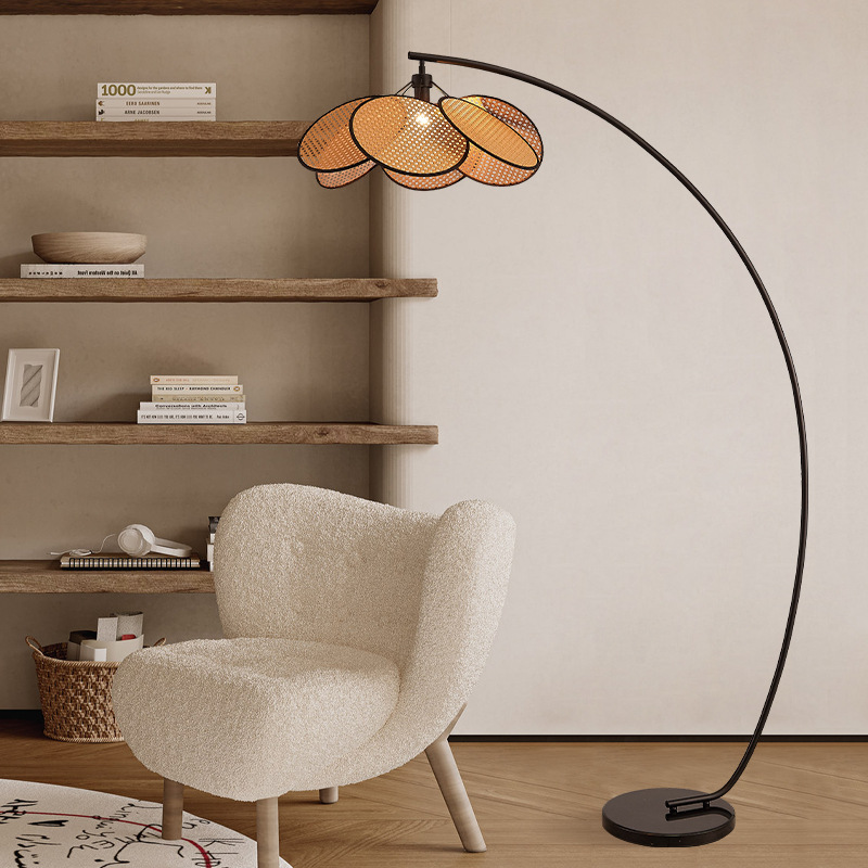 Vloerlamp van Riet – Moderne Staande Lamp voor Warme Sfeer in Woonkamers