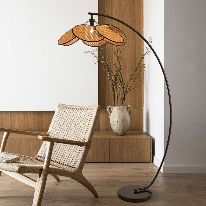 Vloerlamp van Riet – Moderne Staande Lamp voor Warme Sfeer in Woonkamers